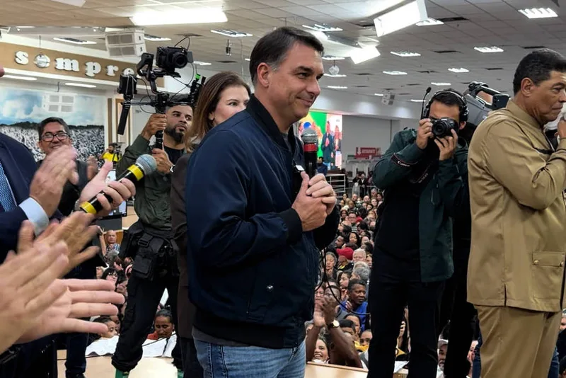 Igrejas evangélicas expõem limites da propaganda eleitoral para Flávio Bolsonaro