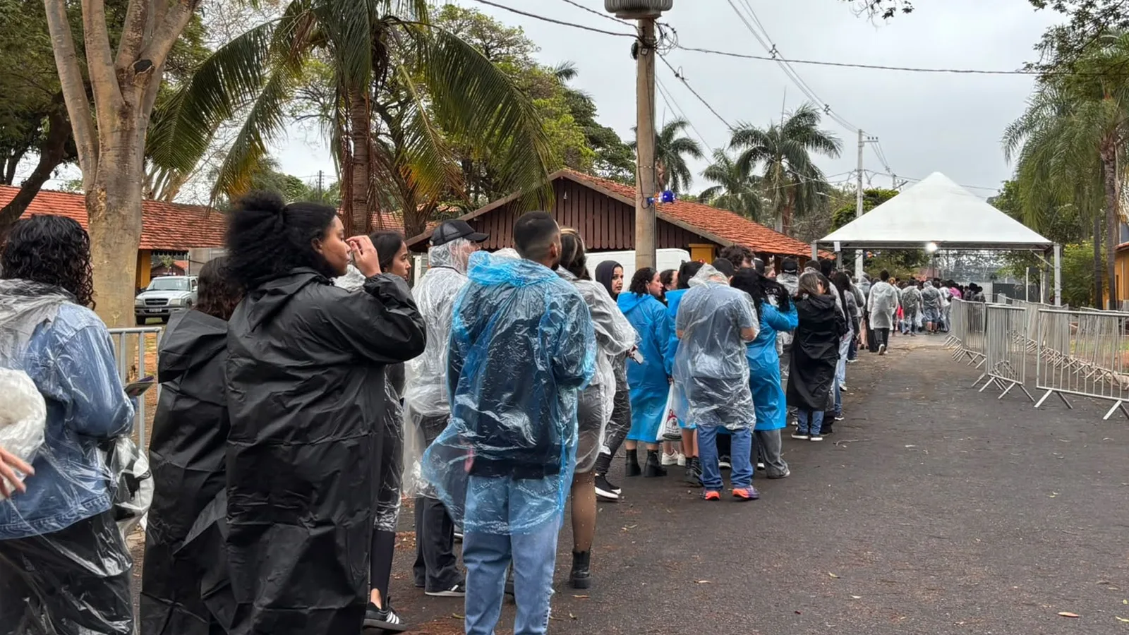 Letícia chega às 6h para garantir a primeira fila no show do Maroon 5