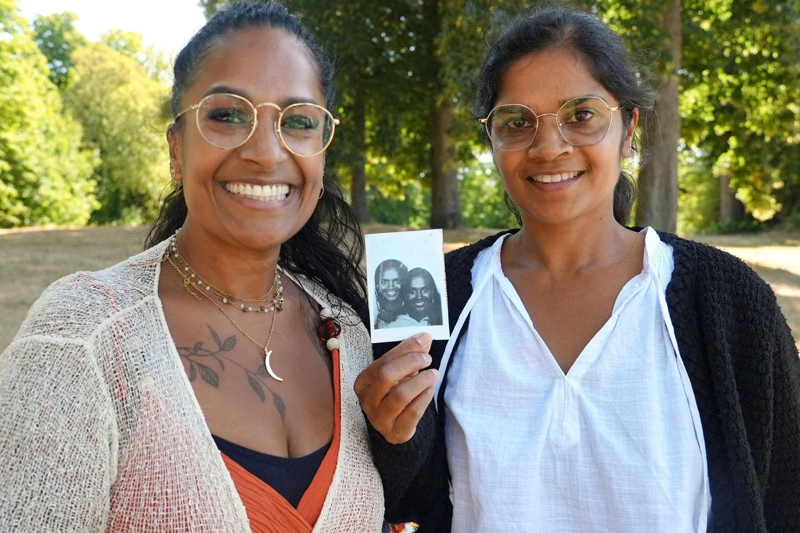Teste genético revela parentesco entre amigas indianas adotadas na Holanda