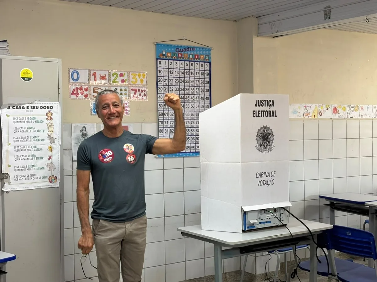 Dário Barbosa vota em escola municipal na Zona Norte de Natal