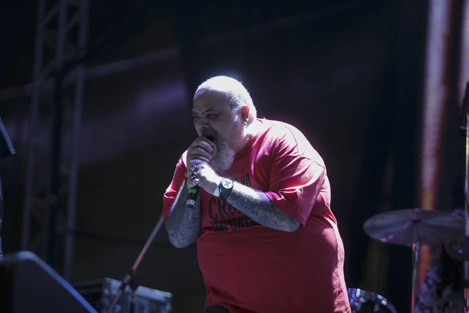 João Gordo se apresenta sob chuva para cerca de 200 pessoas no Rock in Rio