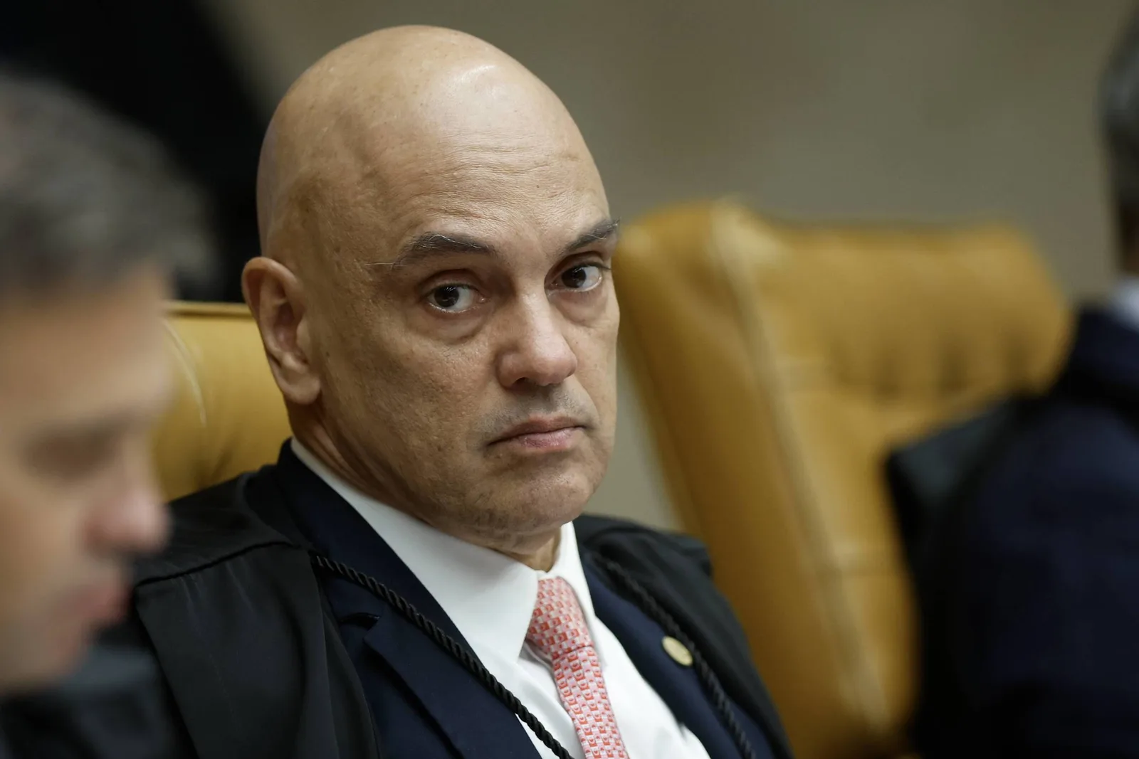 Leitores defendem afastamento de ministros do STF e do procurador-geral