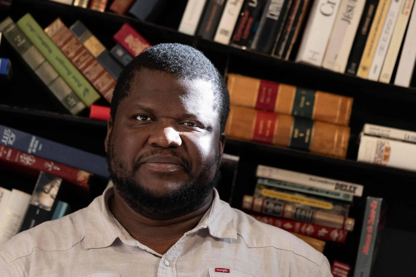 Academia Goncourt retira autor haitiano-canadense de lista por suspeita de IA