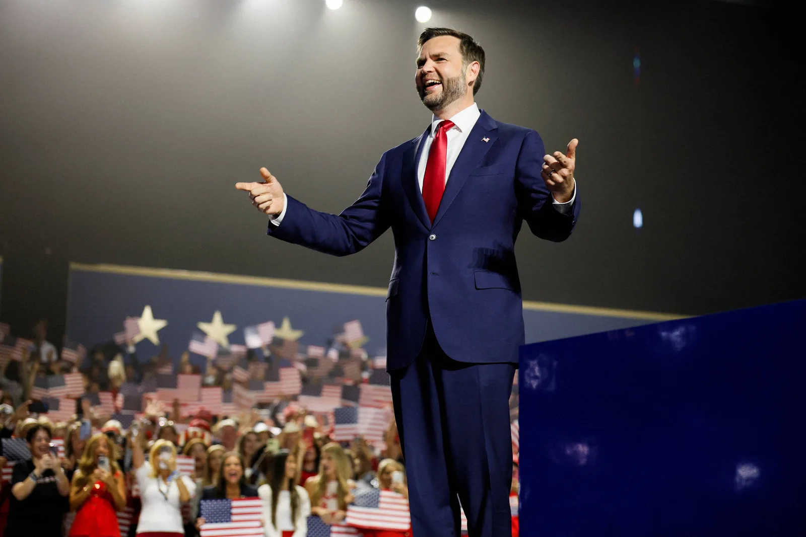 Em Dallas, Vance testa apoio da base de Trump para uma possível sucessão
