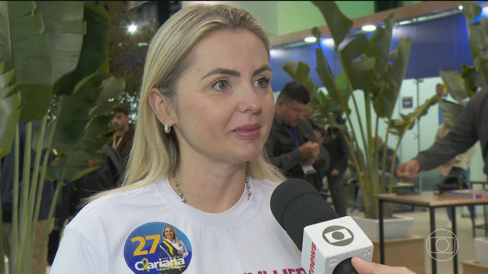 Clariana Barão visita Bienal do Livro e propõe formação técnica no ensino médio