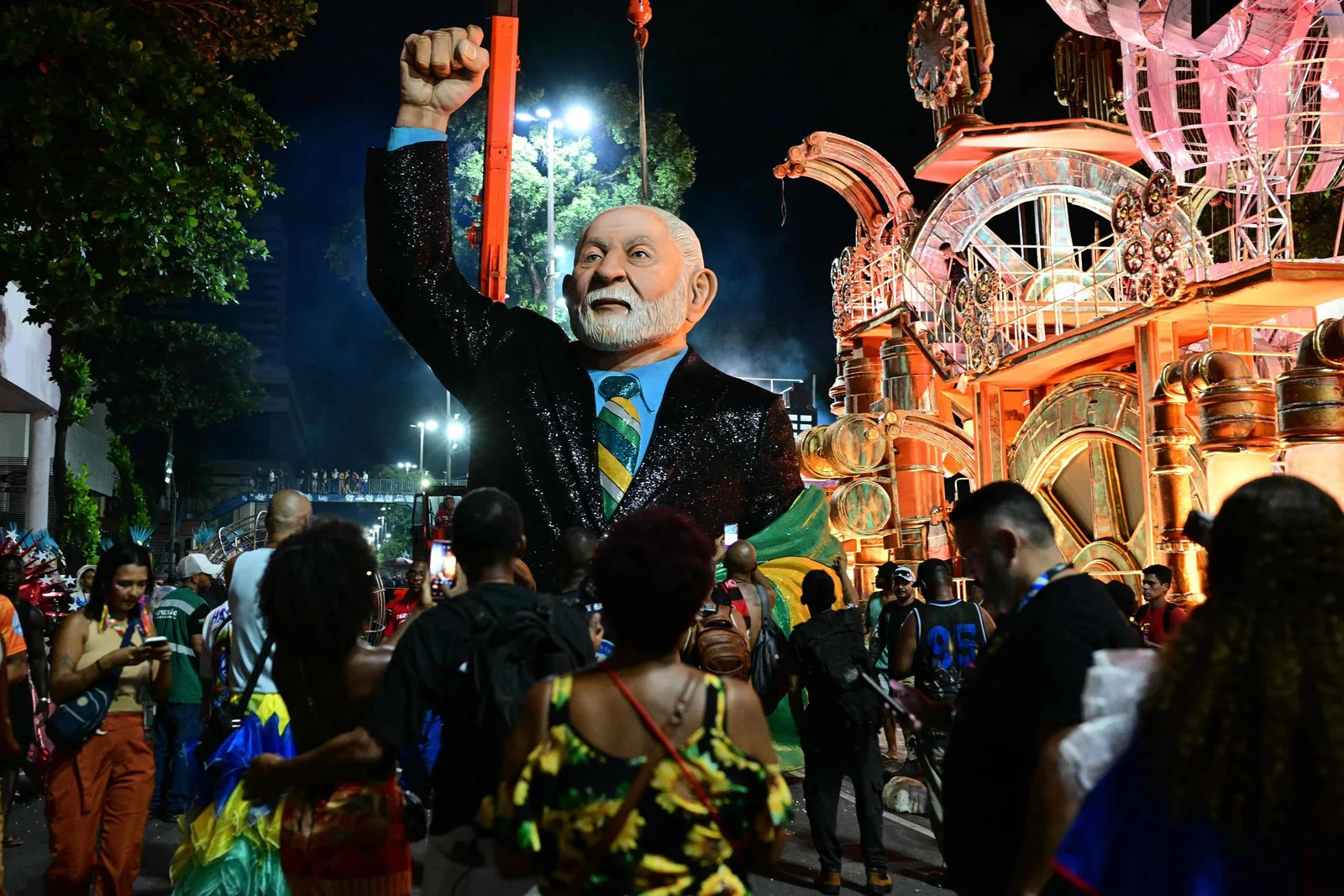 Ação no TSE questiona repasses e exposição de Lula em desfile de Niterói