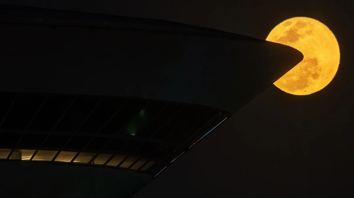 Lua cheia é fotografada como Pac-Man diante do MAC de Niterói