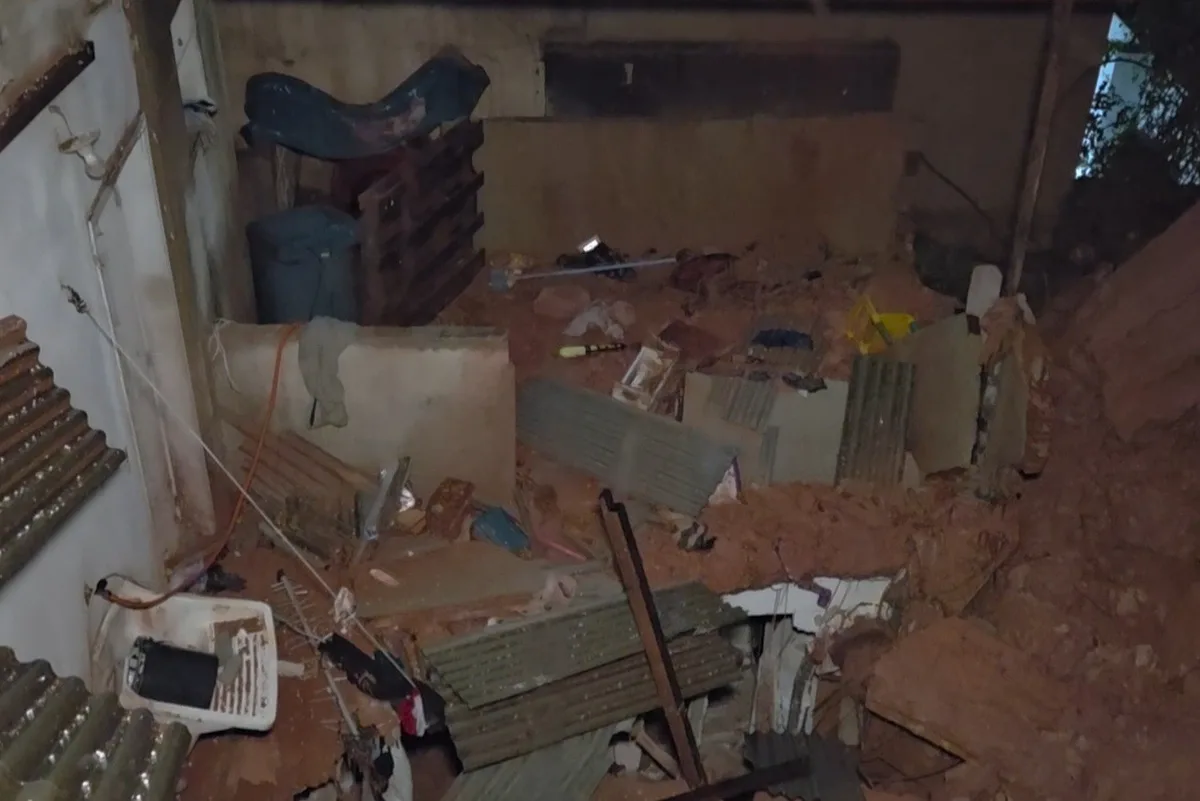 Família perde pertences após deslizamento que desalojou moradores em Macaé
