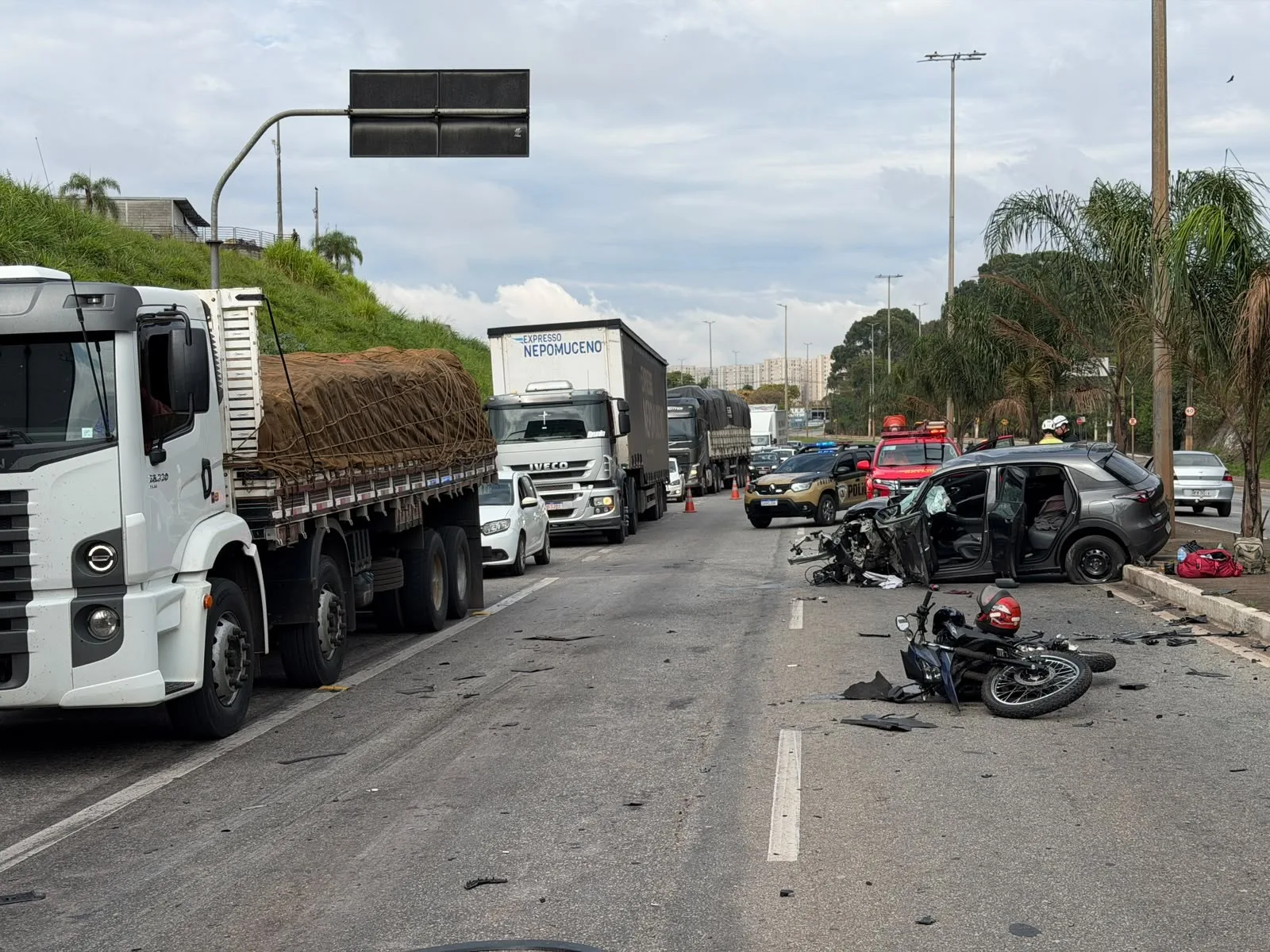 Motociclista é levado ao hospital após colisão na Via Expressa, em Contagem