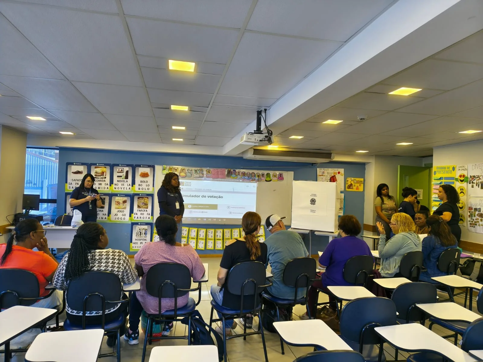 Aula de cidadania orienta alunos sobre cargos públicos e escolha do voto