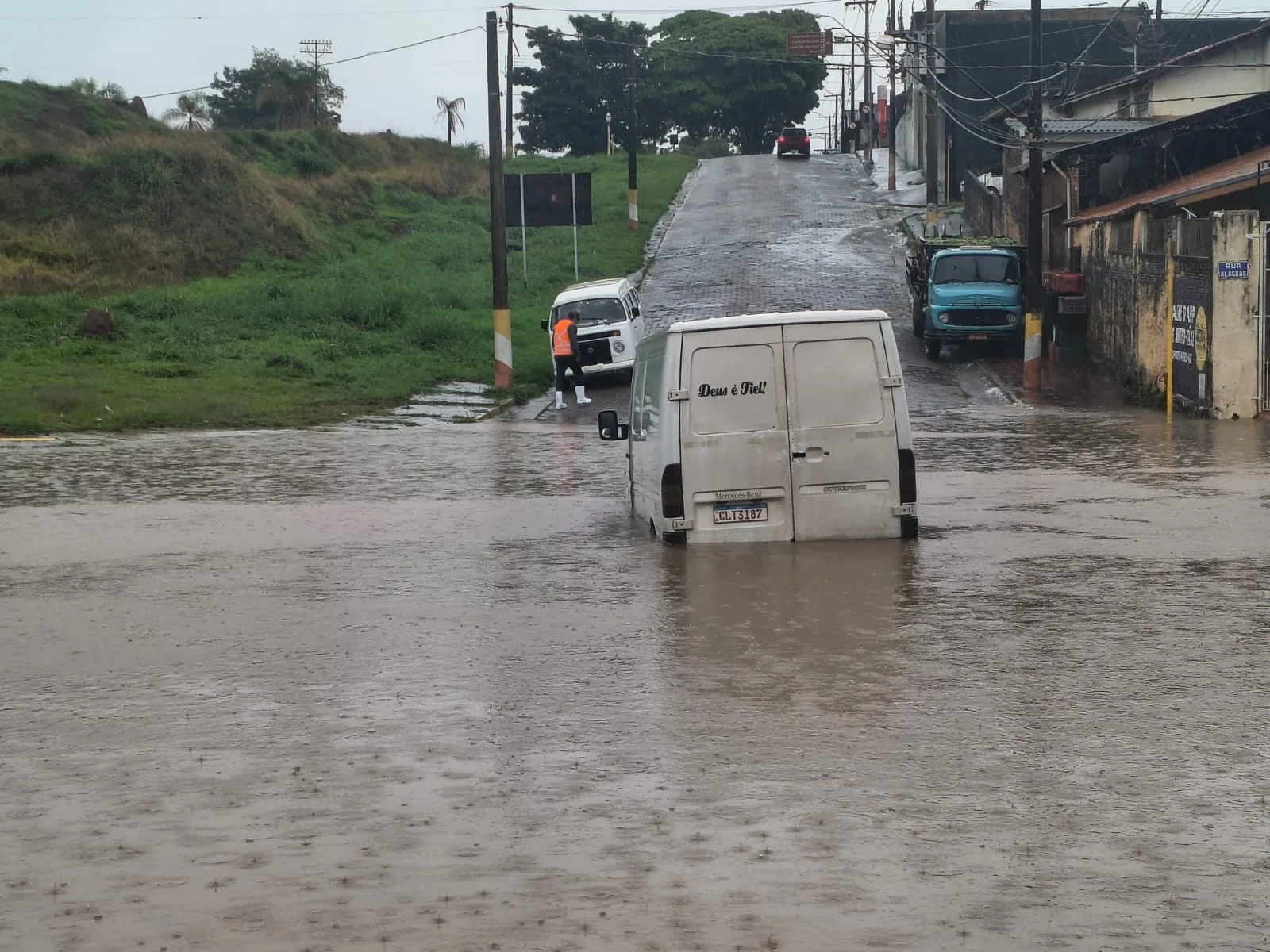 Defesa Civil acompanha risco de temporais e tornados no interior paulista