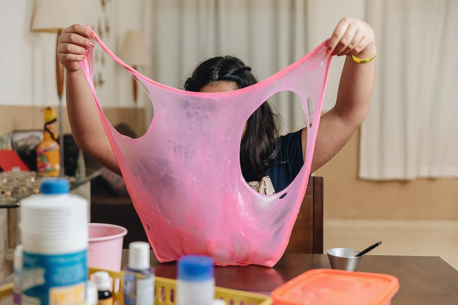 Slime com bórax pode causar irritações e intoxicação em crianças