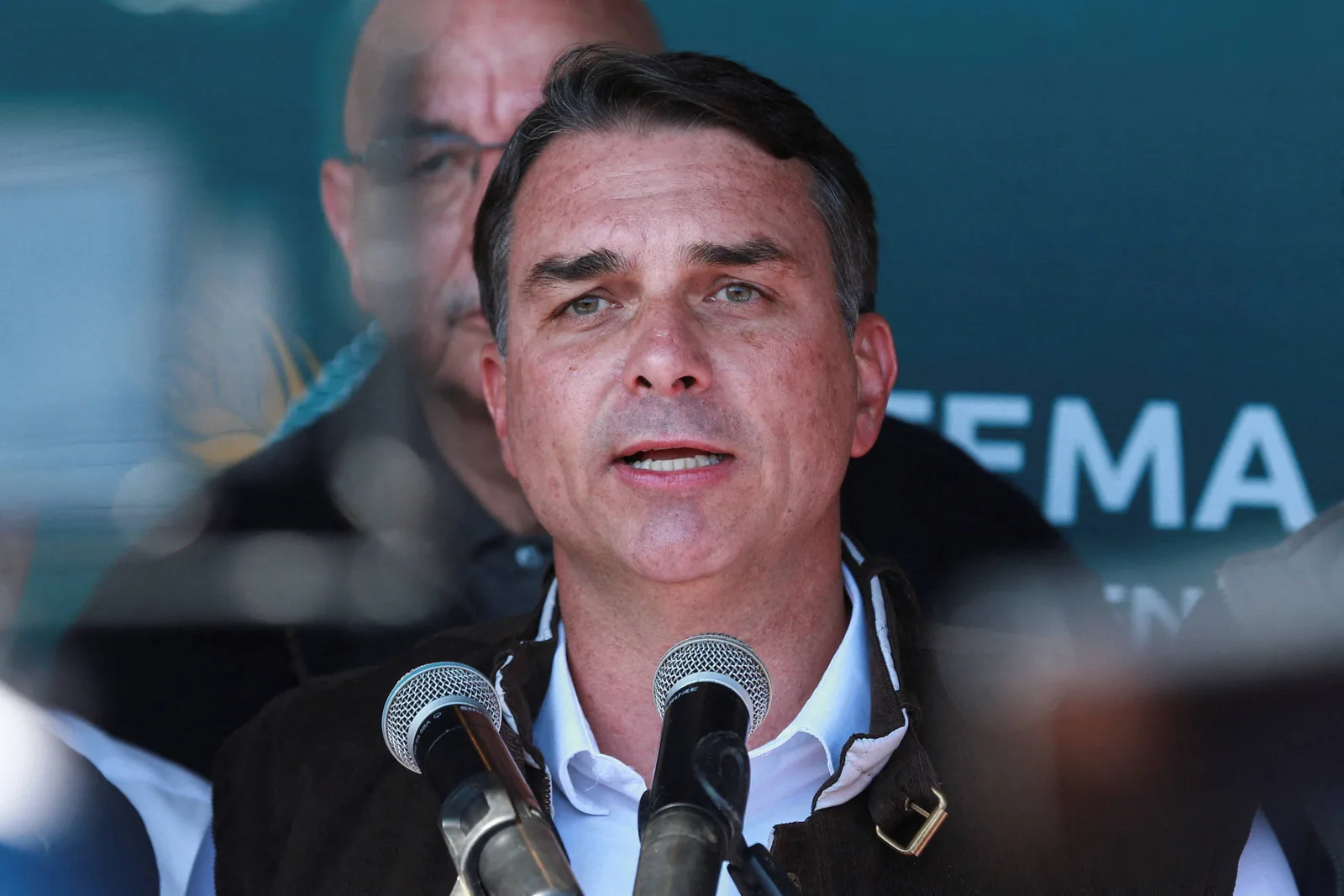 Flávio Bolsonaro diz que Moraes age para isolar ministros do Supremo