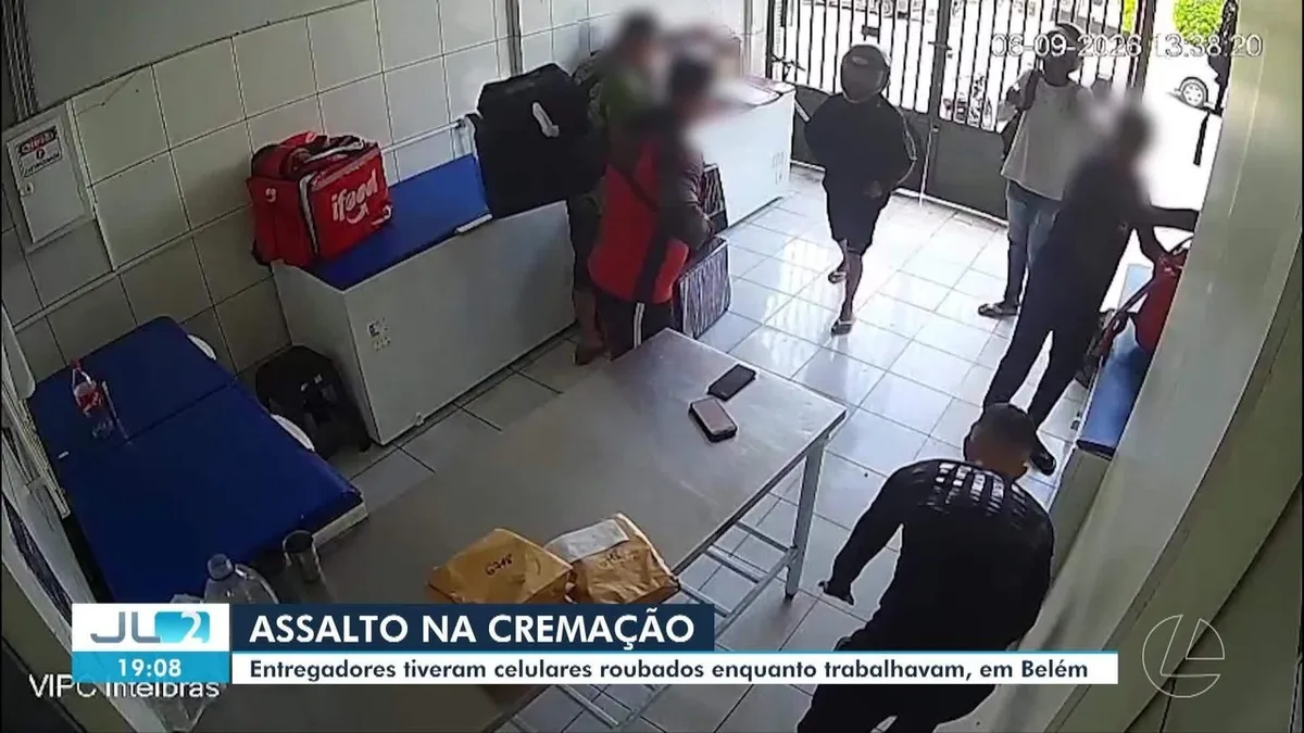 Trabalhadores são rendidos em ponto de refeições por dupla com mochilas de entrega