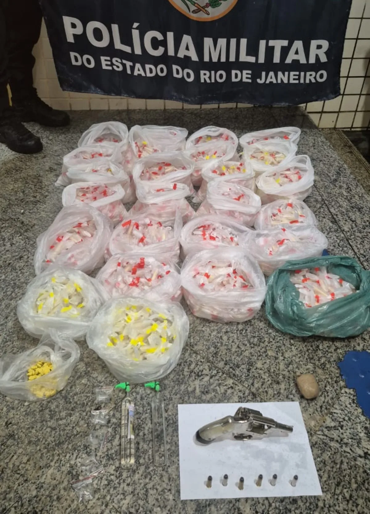 Polícia prende trio com cocaína, arma e outras drogas na BR-116, em Sapucaia