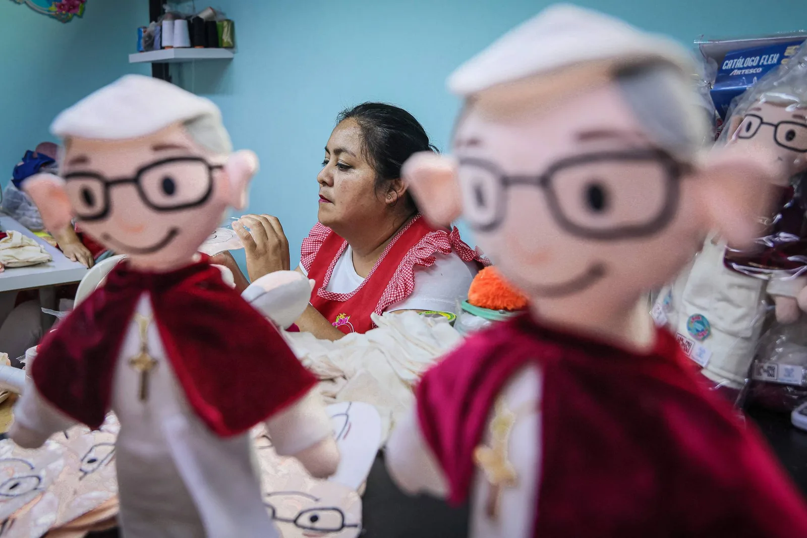 Oficina de presídio em Lima prepara lembranças para visita de Leão 14
