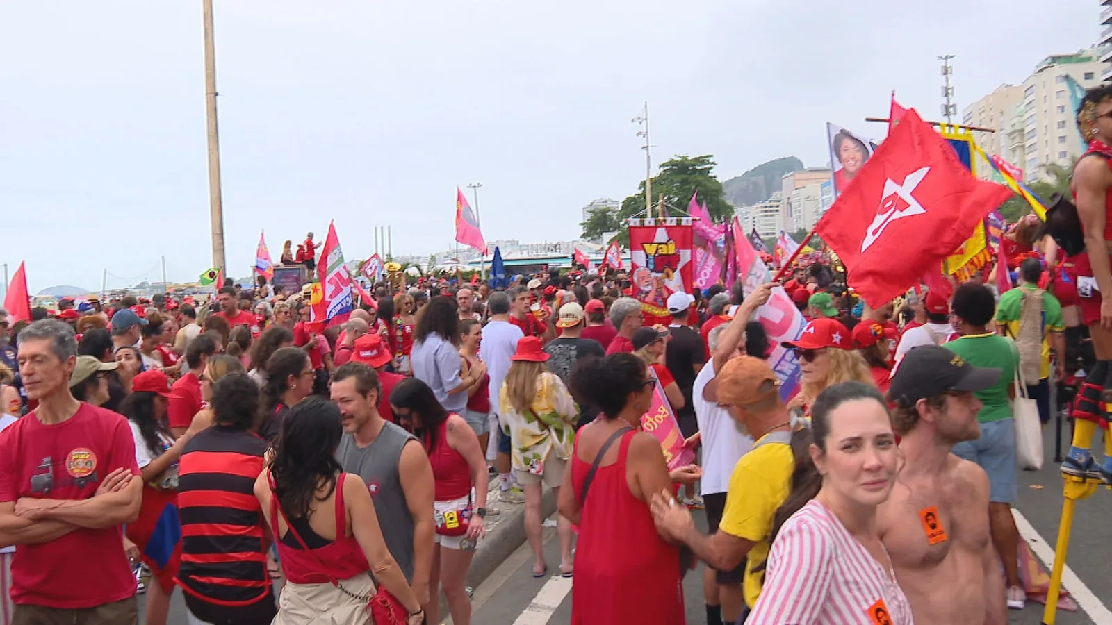 Apoiadores de Lula realizam ato político na orla de Copacabana