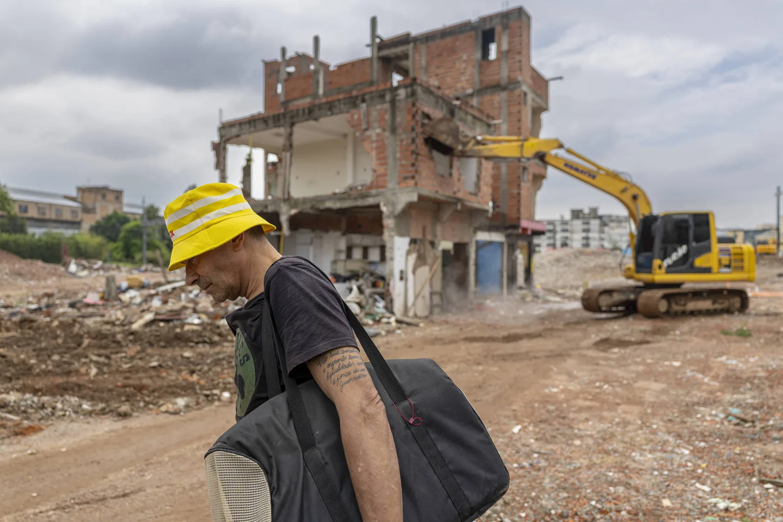 Último morador deixa a favela do Moinho após demolição da casa