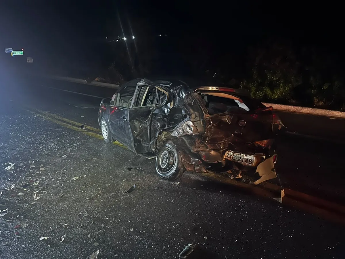 Batida na BR-494 deixa cinco feridos após carro invadir contramão em Cláudio