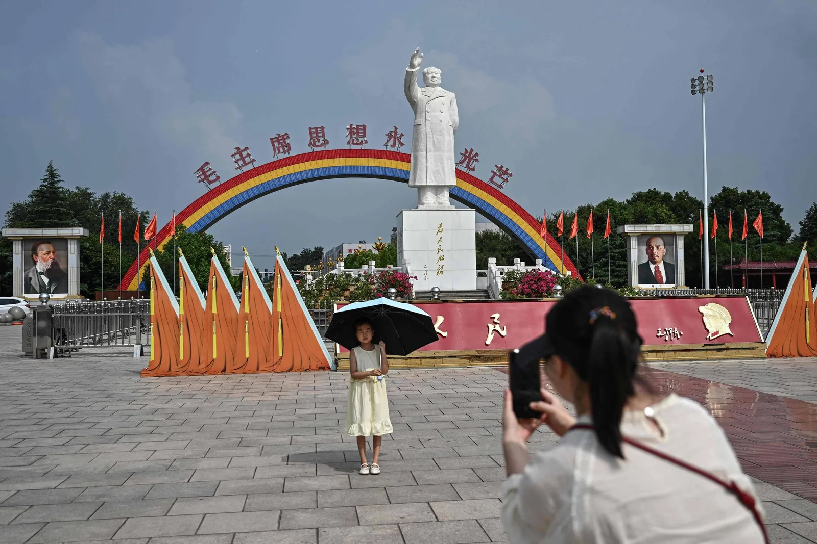 A imagem de Mao permanece central na China em meio à pressão econômica