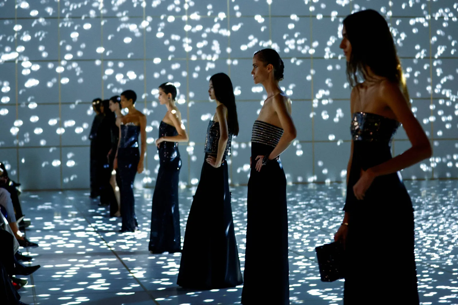 Armani prepara negociações com LVMH, L’Oréal e EssilorLuxottica