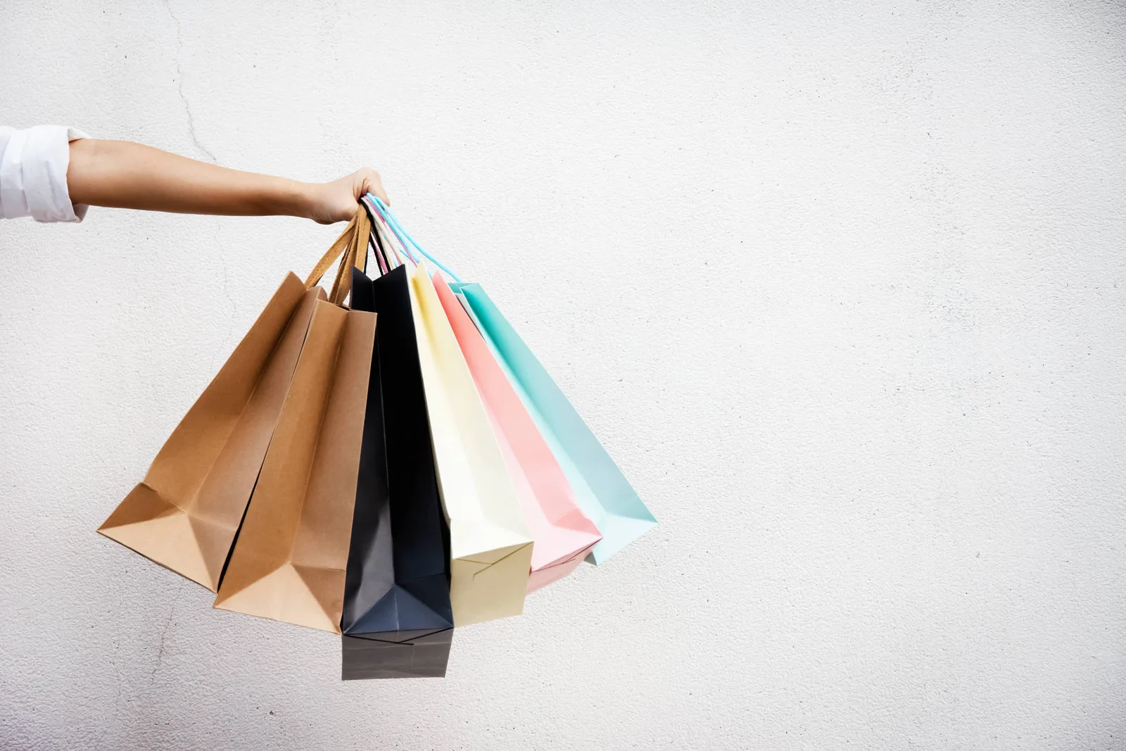 Como status, pertencimento e insegurança influenciam compras de luxo