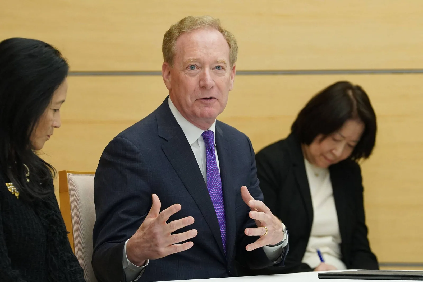 Brad Smith propõe inspeções independentes e freio de emergência para sistemas de IA
