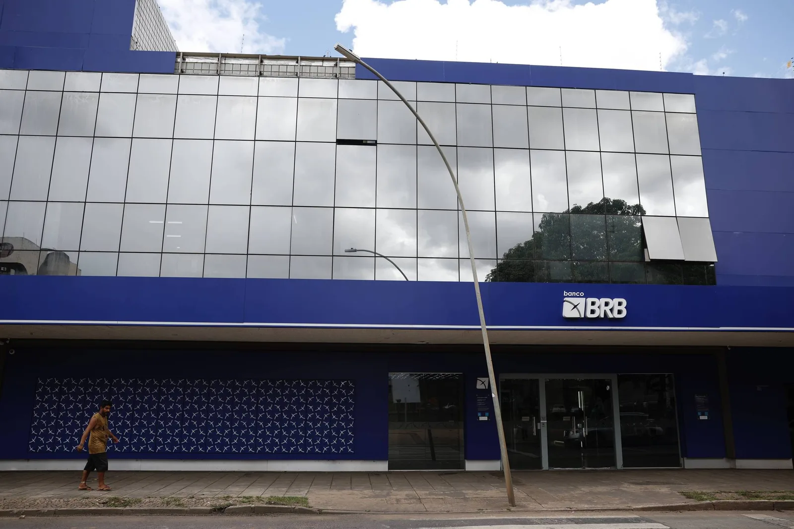 BRB afasta cinco empregados em investigação sobre operações com o Banco Master