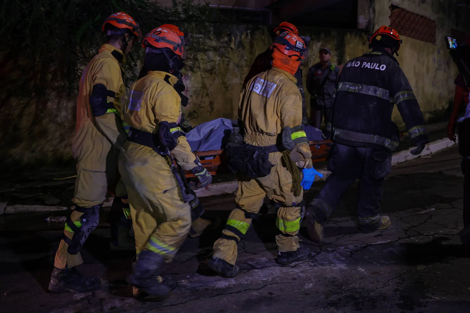 Desabamento na Penha deixa cinco mortos e um desaparecido