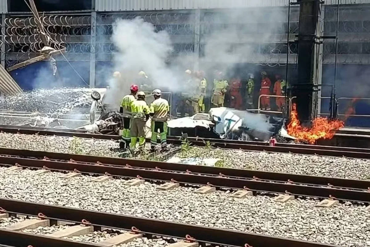 Avião monomotor cai em área de manutenção do metrô de Belo Horizonte