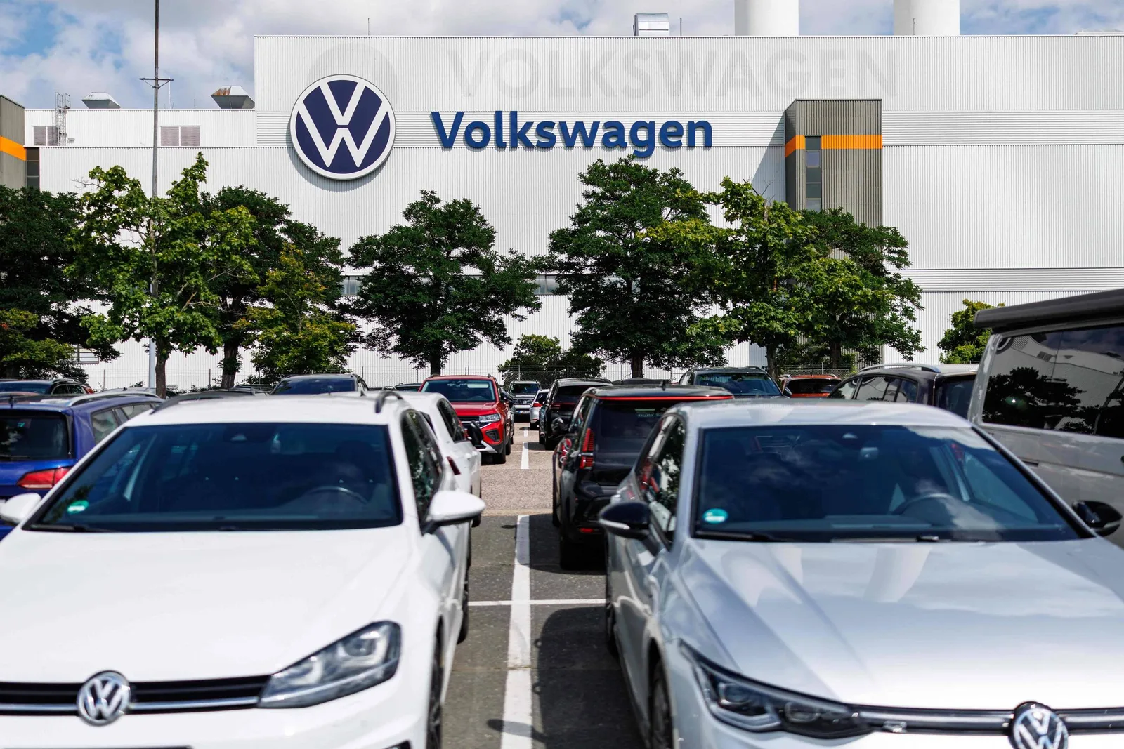 Volkswagen reduz produção e prevê corte de 100 mil empregos até 2030