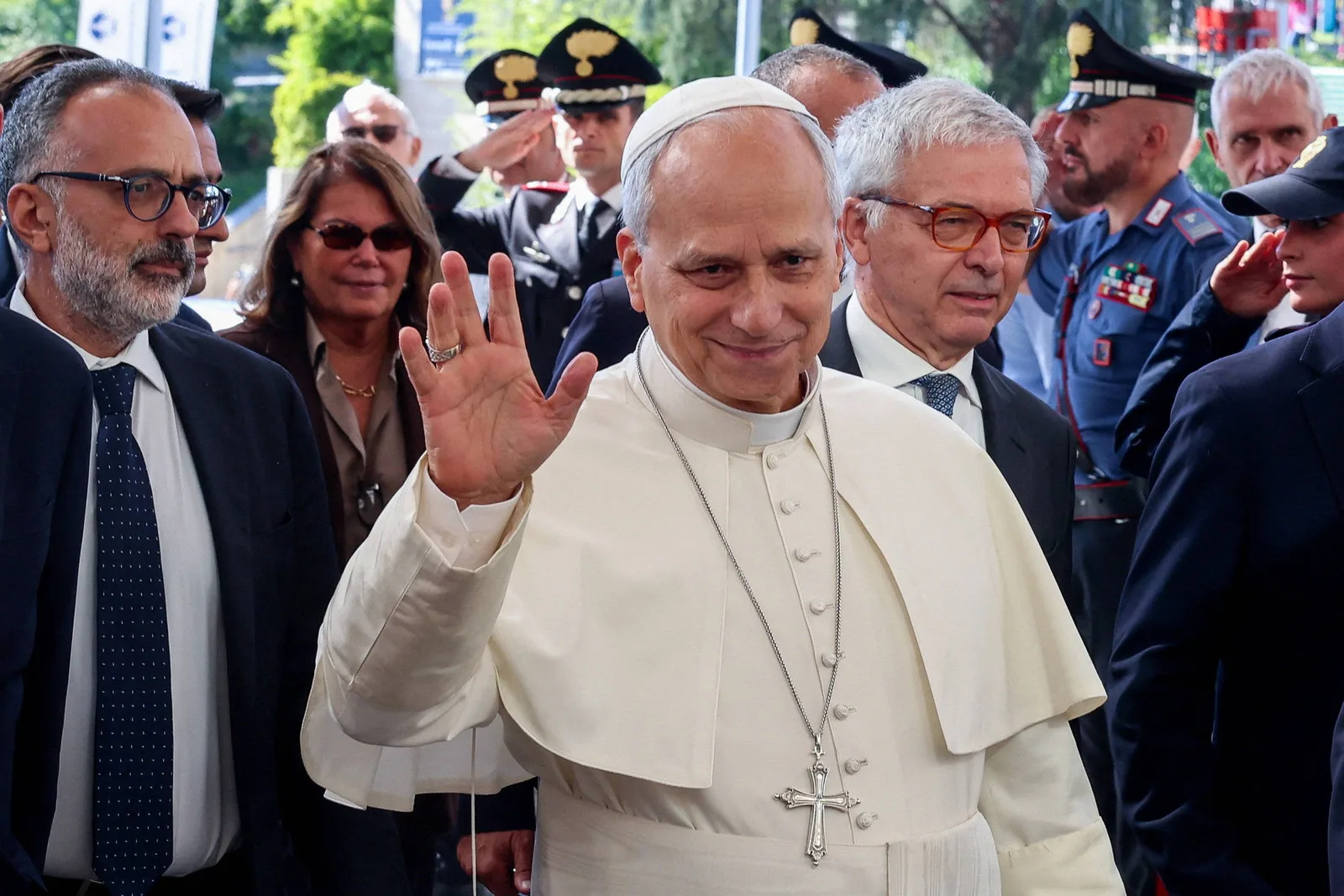 Vaticano informa recuperação prevista após cirurgia pulmonar de Leão 14