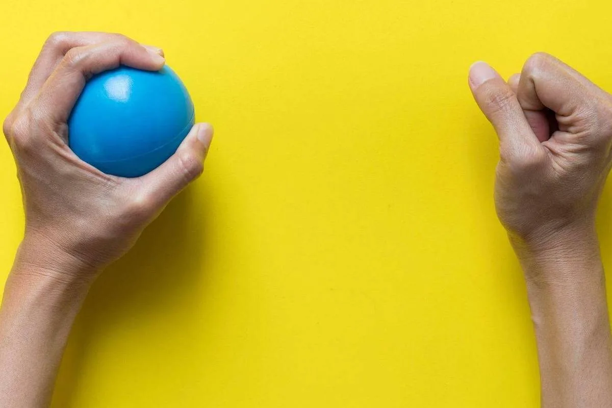 Como exercícios para braços e mãos podem reduzir a sobrecarga nos pulsos