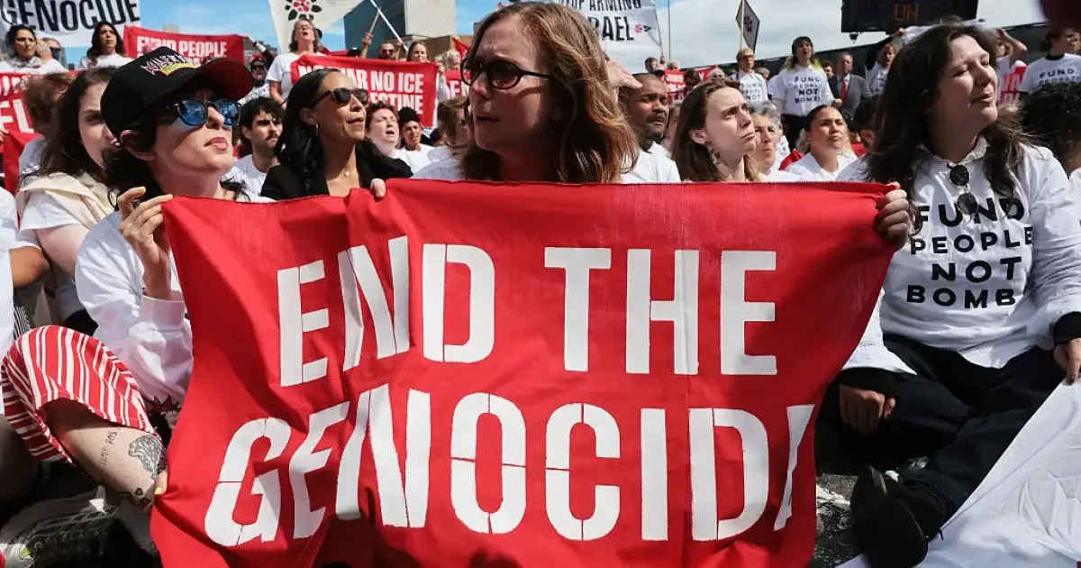 Hannah Einbinder e Susan Sarandon são detidas em protesto em Nova York