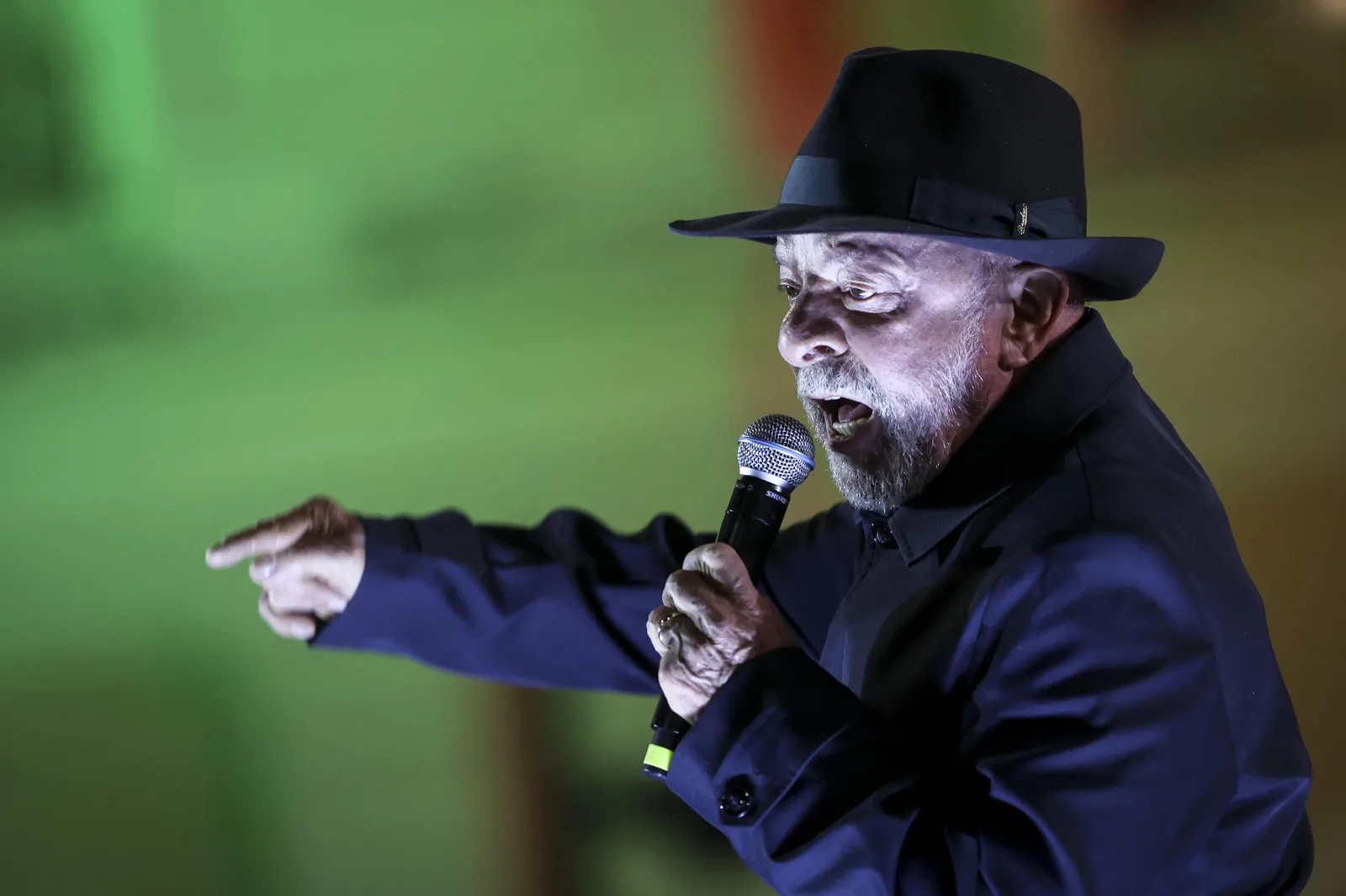Em Curitiba, Lula questiona prioridade ao superávit e cita custo de juros