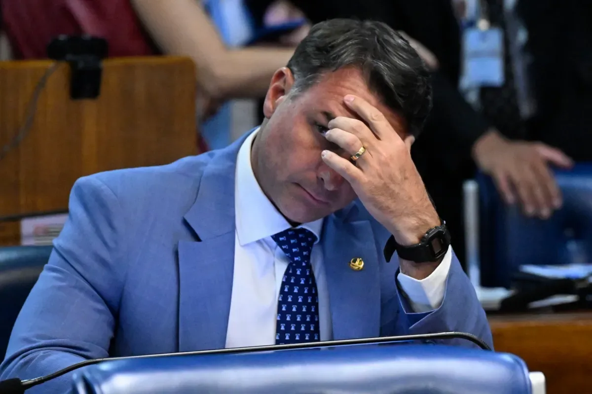Dossiê de ex-sócio revela rede de favores, prostituição, orgias, mimos de luxo e pressões contra Flávio Bolsonaro