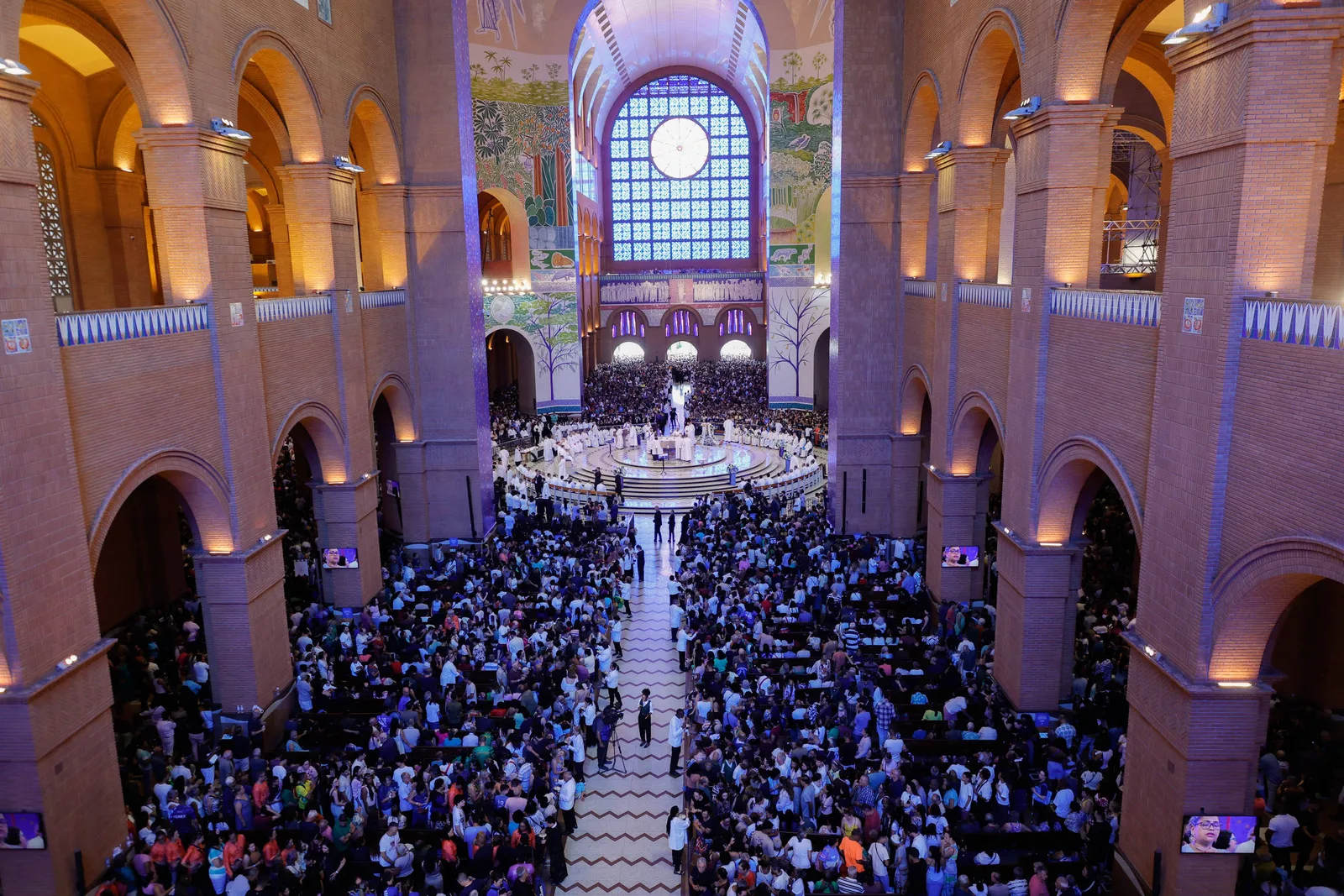 Em Aparecida, fiéis defendem propostas e criticam mistura entre religião e política