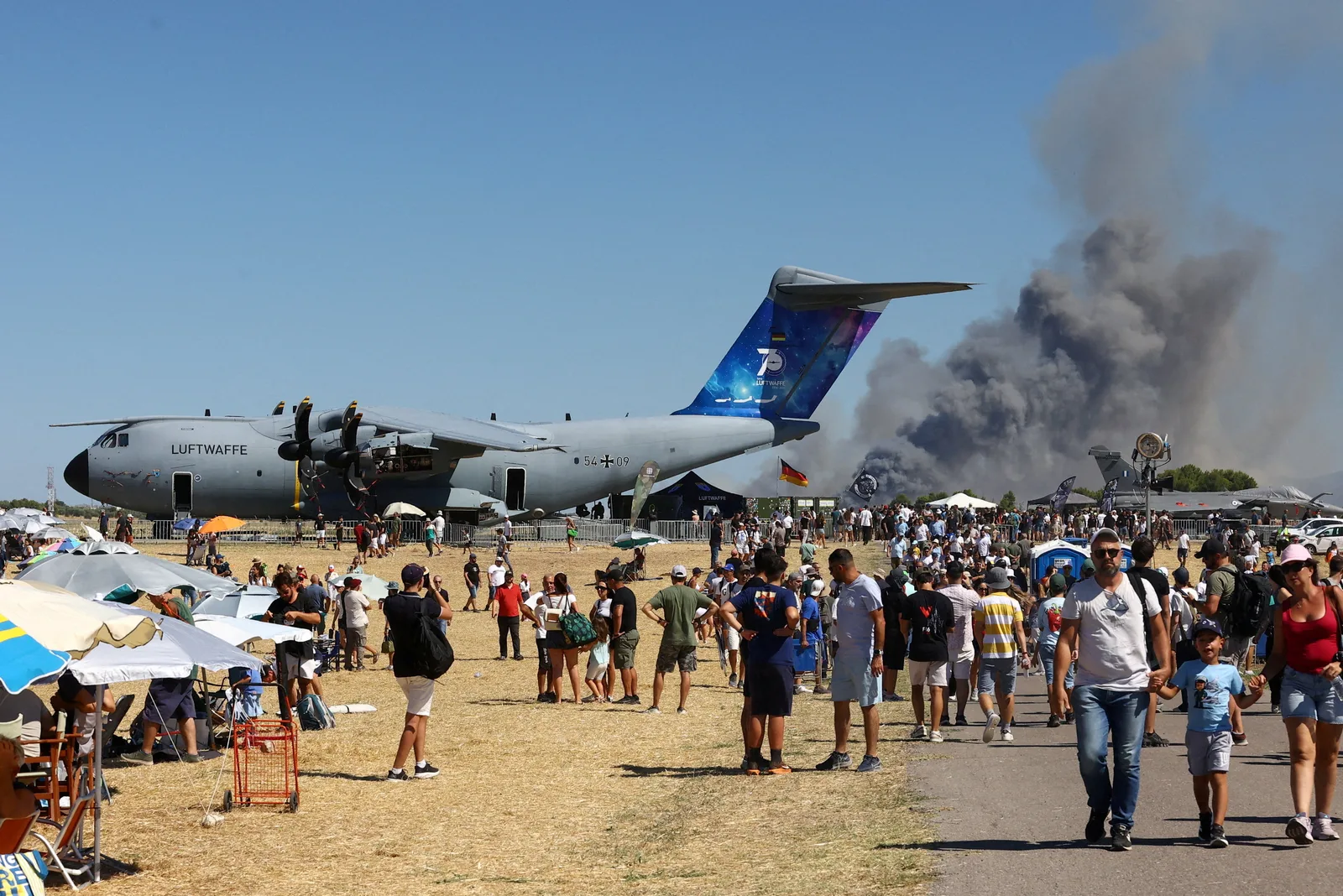 Bombeiros enviam nove aviões após queda de caça em evento na Grécia