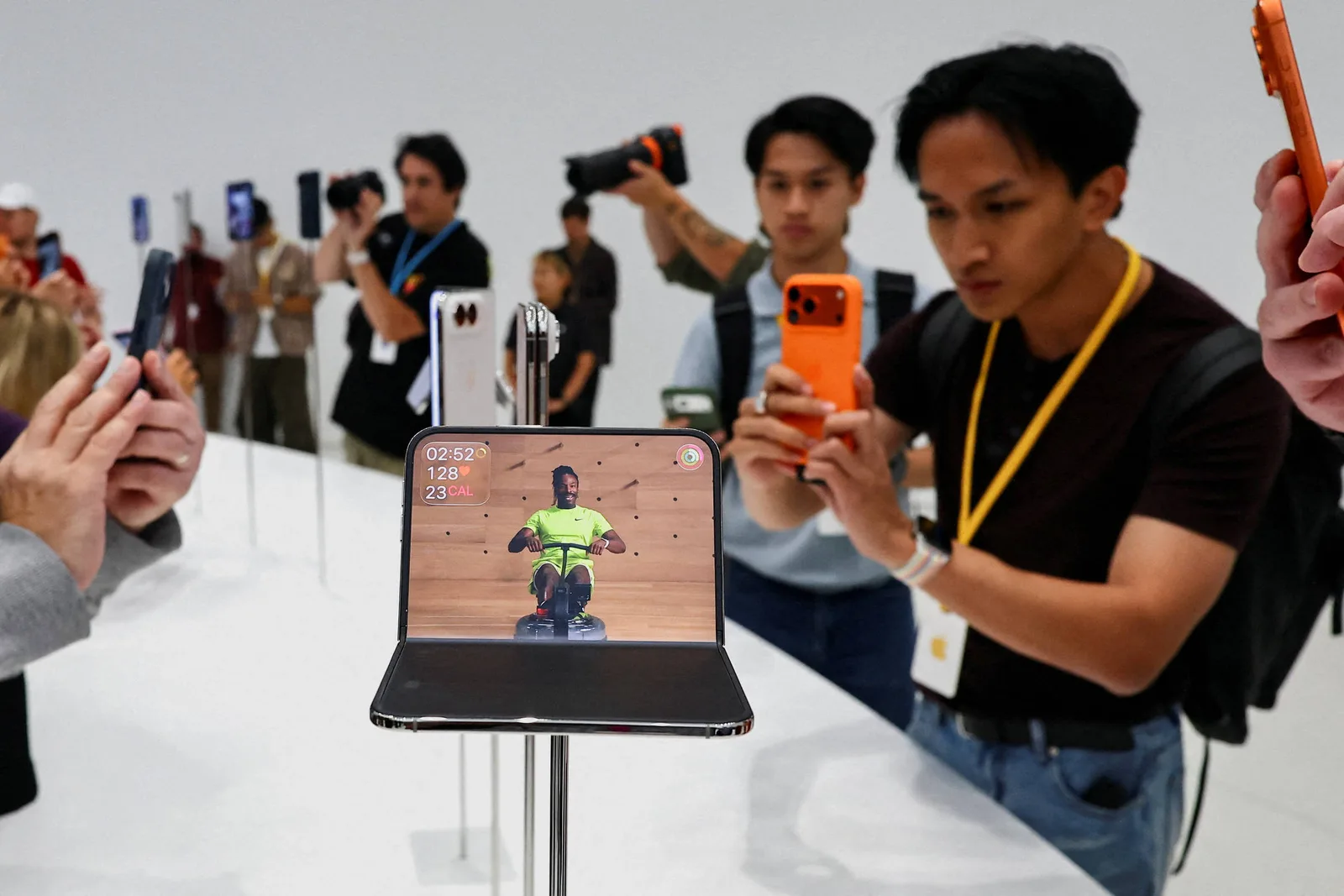 iPhone Duo é testado por jornalistas antes do lançamento ao público