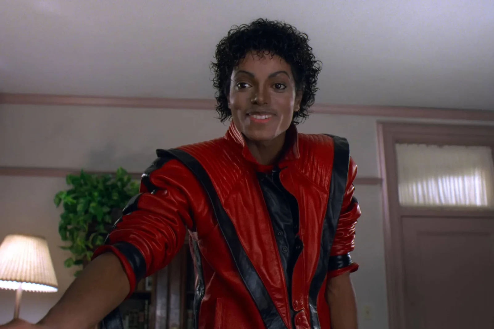 Luva do primeiro moonwalk de Michael Jackson será leiloada em Abu Dhabi