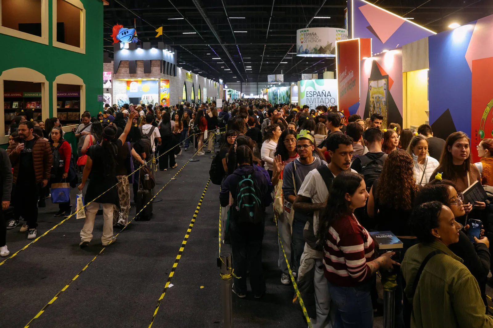 Bienal do Livro de São Paulo tem filas e debates sobre literatura trans e dark romance