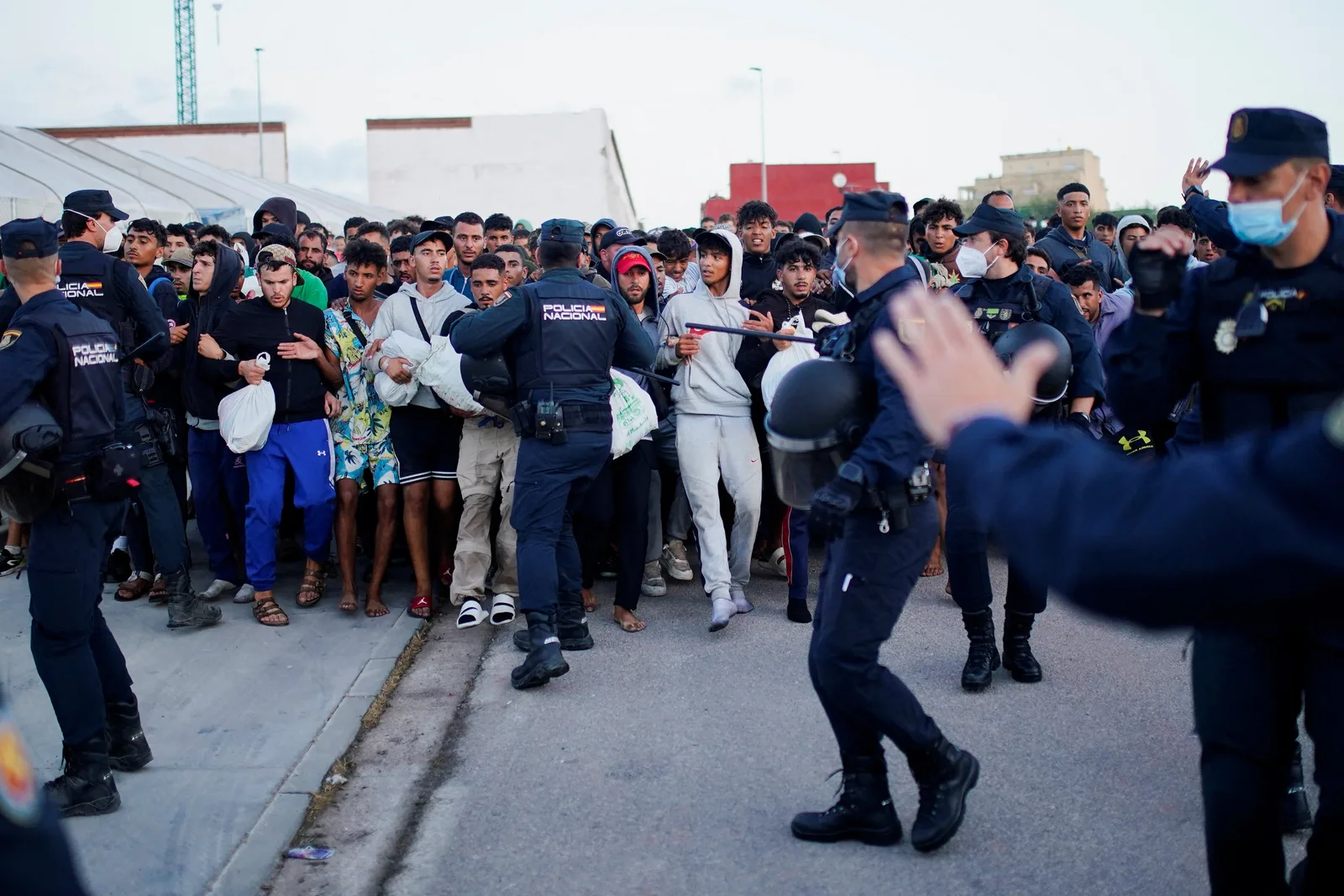 Confrontos marcam remoção de migrantes para estrutura no porto de Ceuta