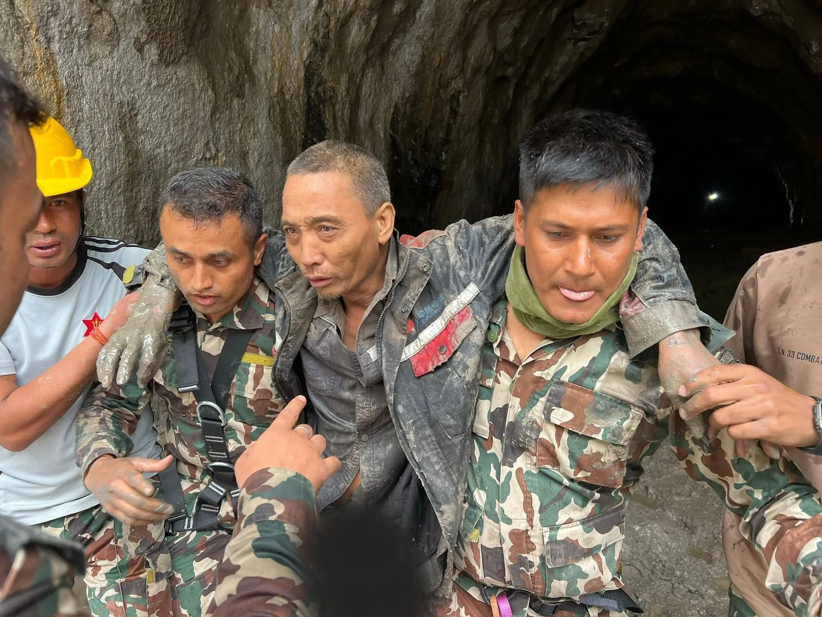 Chinês é resgatado após 10 dias preso em túnel inundado no Nepal
