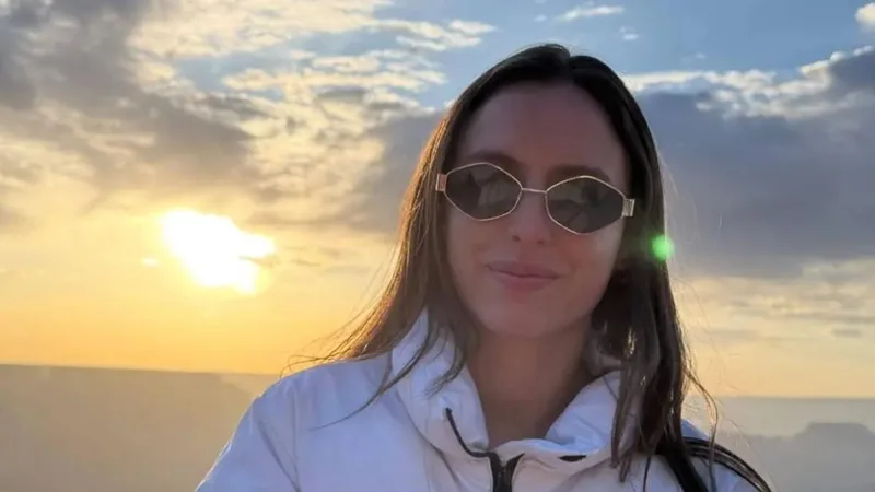 Detenção de atriz brasileira nos EUA envolve transferência e pedido de saída voluntária