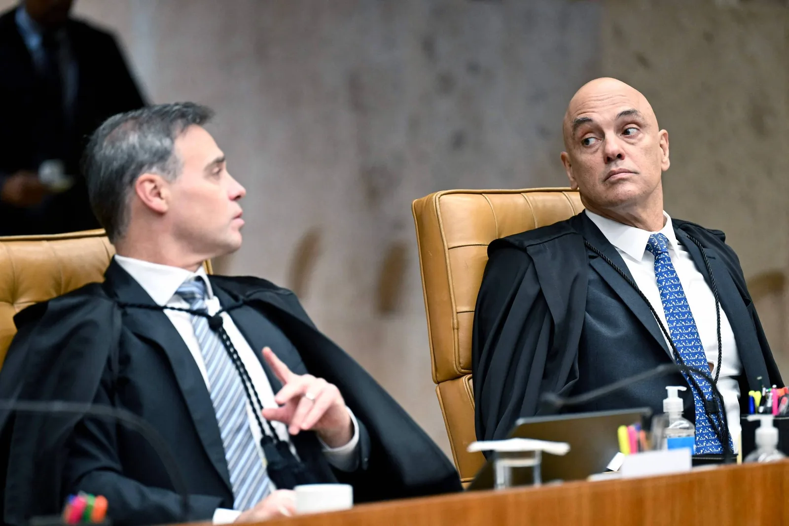 Pedido de vista de Dino suspende julgamento no STF sobre Moraes e Mendonça