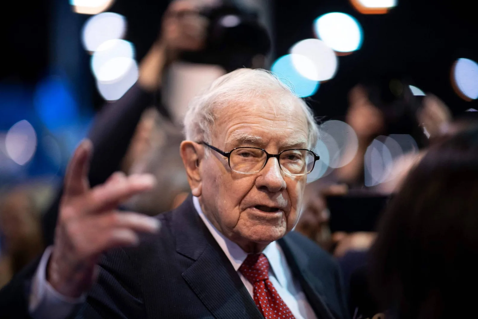 Warren Buffett deixará conselho da Berkshire e será sucedido pelo filho Howard
