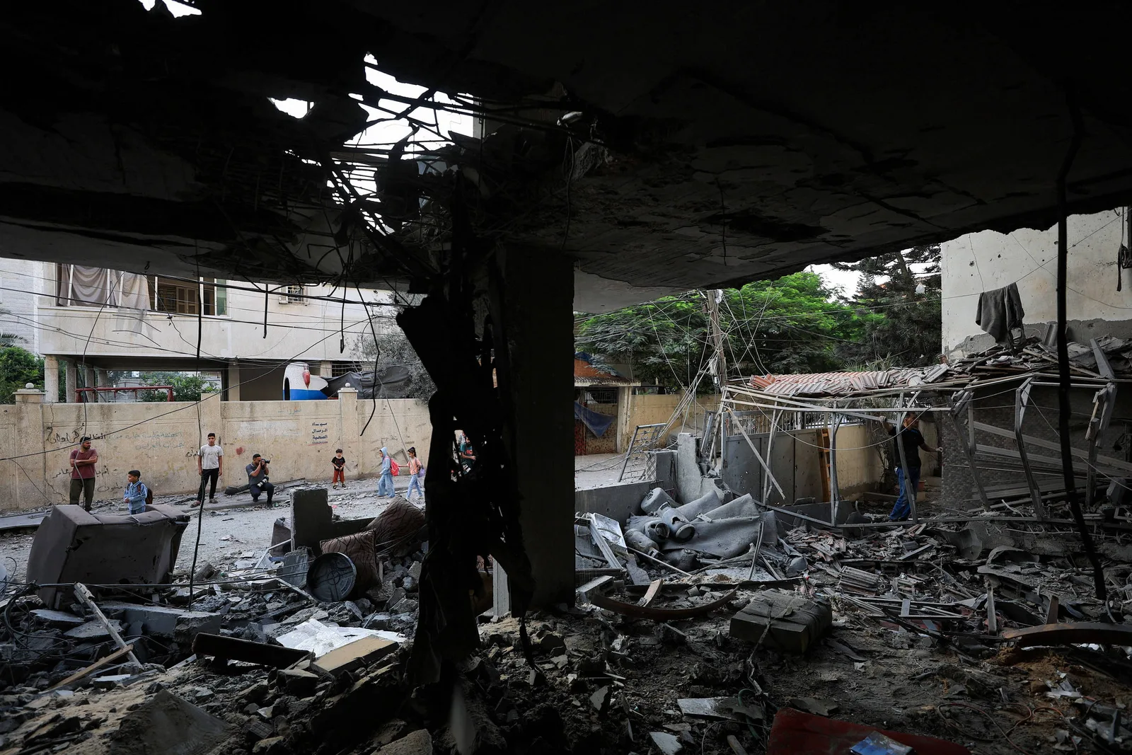 Funeral reúne cristãos e muçulmanos após ataque que matou mãe e filha em Gaza