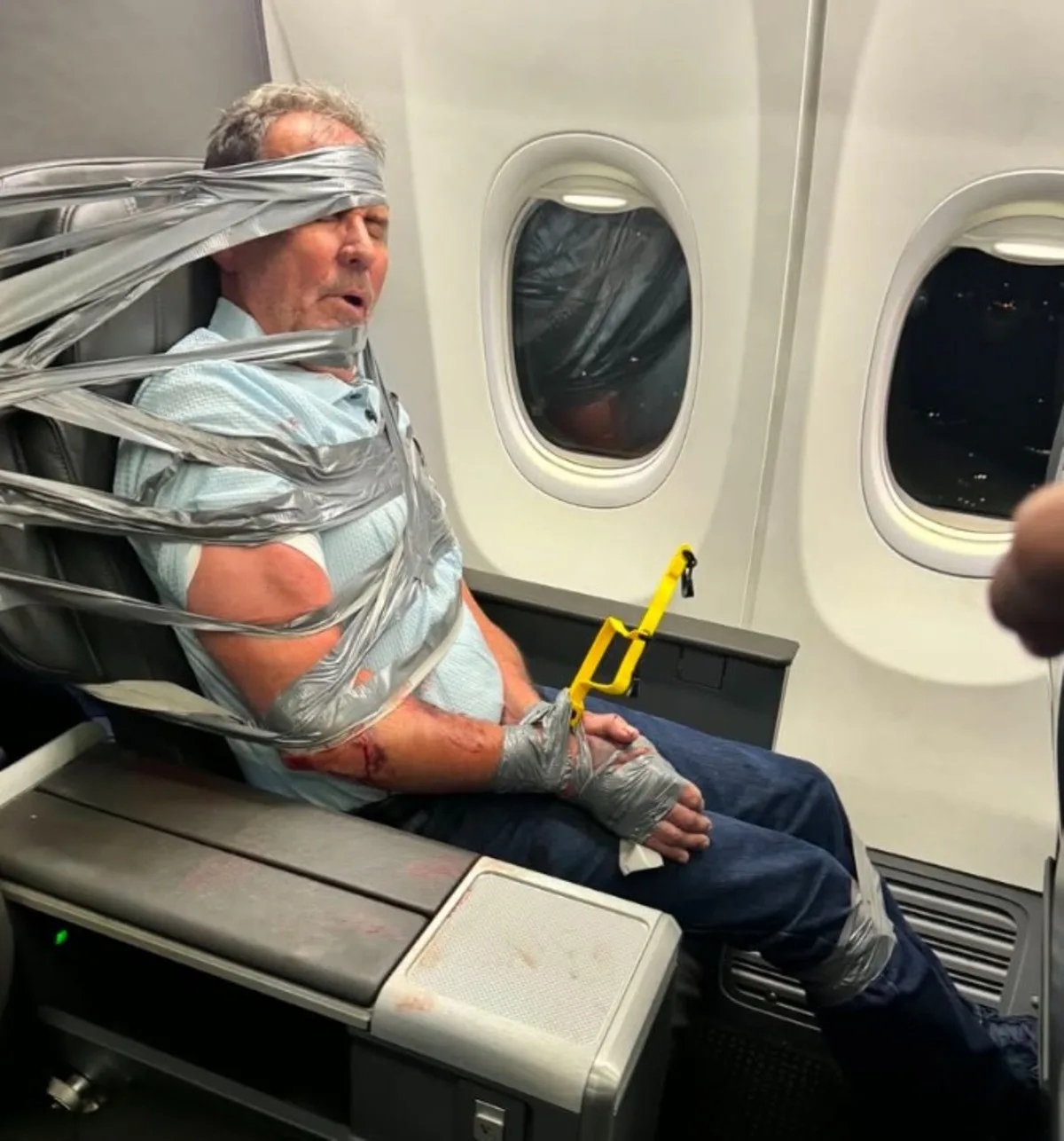 Voo da American Airlines é desviado após agressão e tumulto a bordo