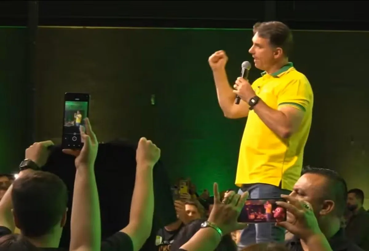 Flávio Bolsonaro promete rever licenciamento e reduzir idade para CNH
