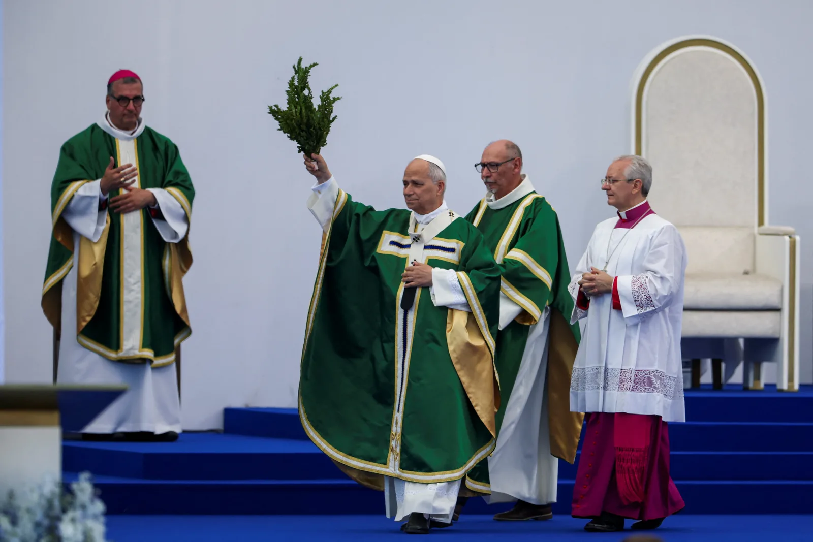 Papa pede reconhecimento de falhas antes de encontro com vítimas na França